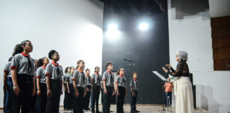 CORAL MONLEVADE ENCANTO CELEBRA PRIMEIRO ANIVERSÁRIO COM CONCERTO EMOCIONANTE NO CENTRO EDUCACIONAL DE JOÃO MONLEVADE